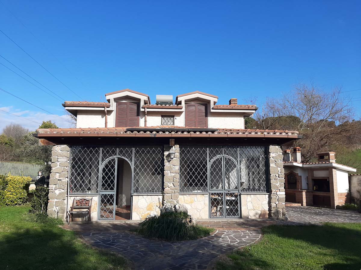 Policiti esterno 1